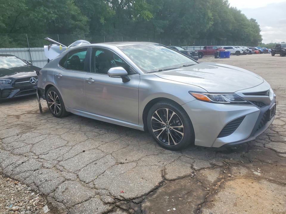 Photo 4 from auction – 2018 TOYOTA CAMRY with VIN 4T1B11HK4JU070754