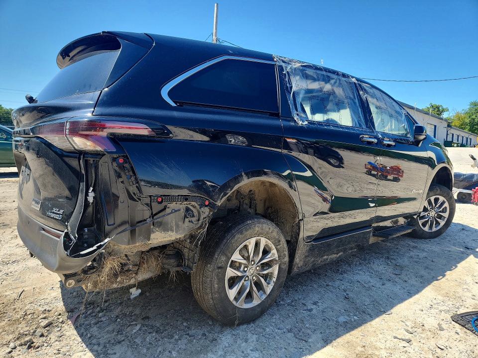Photo 3 from auction – 2024 TOYOTA SIENNA with VIN 5TDYRKEC5RS188659