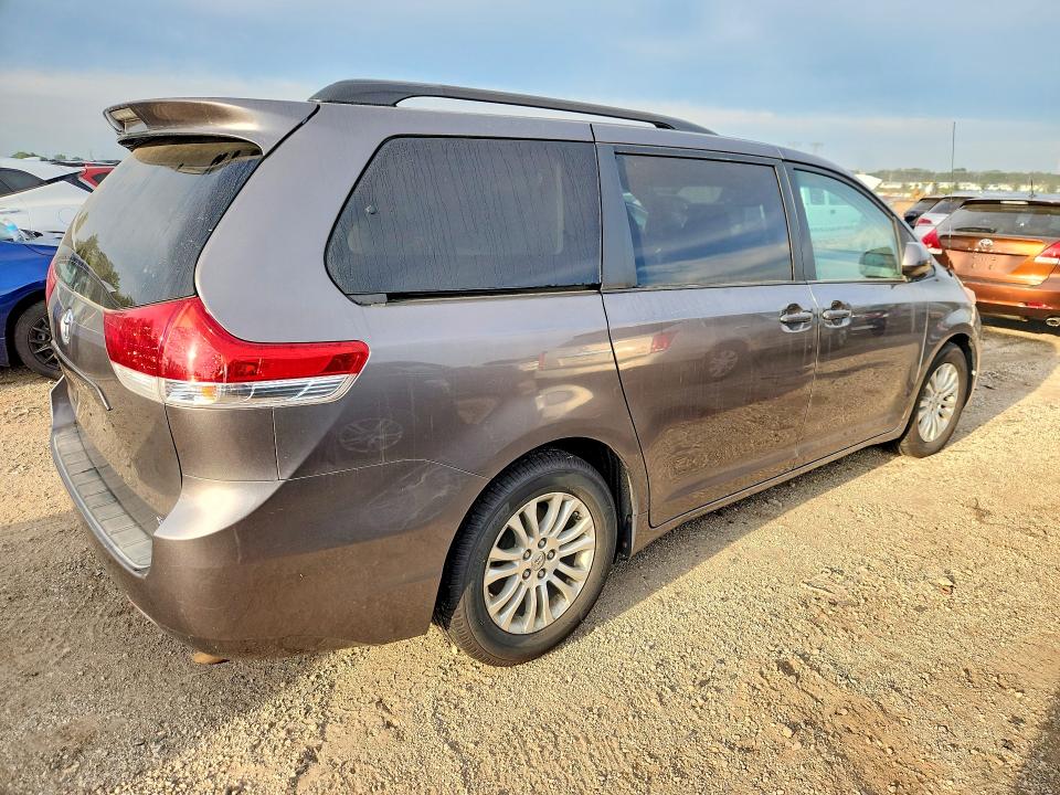 Photo 3 from auction – 2014 TOYOTA SIENNA with VIN 5TDYK3DC5ES464831