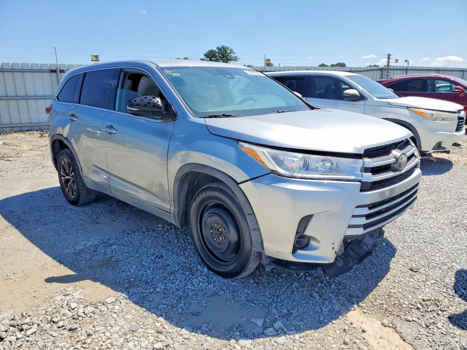 Zdjęcie 4 z aukcji – 2018 TOYOTA HIGHLANDER z VIN 5TDZARFH8JS040475