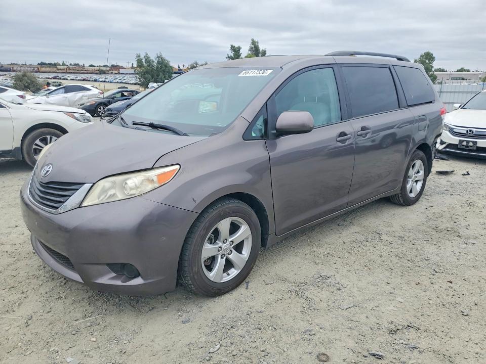 2013 TOYOTA SIENNA - Търг №65117536