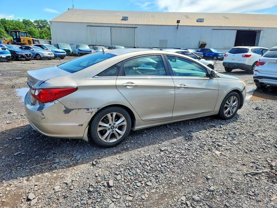 Photo 3 from auction – 2011 HYUNDAI SONATA with VIN 5NPEC4AC1BH203708