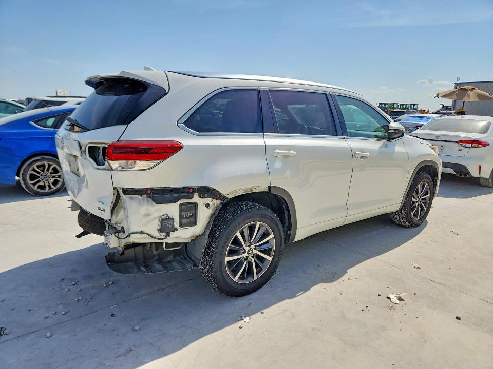 Photo 3 from auction – 2017 TOYOTA HIGHLANDER with VIN 5TDKZRFH6HS521197
