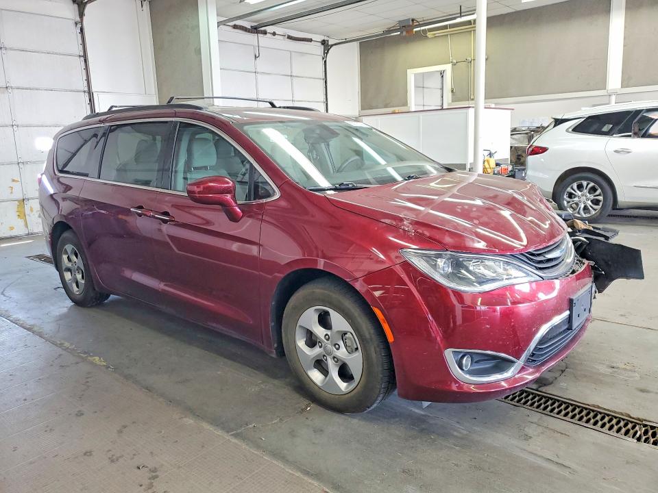 Photo 4 from auction – 2018 CHRYSLER PACIFICA with VIN 2C4RC1H75JR127002