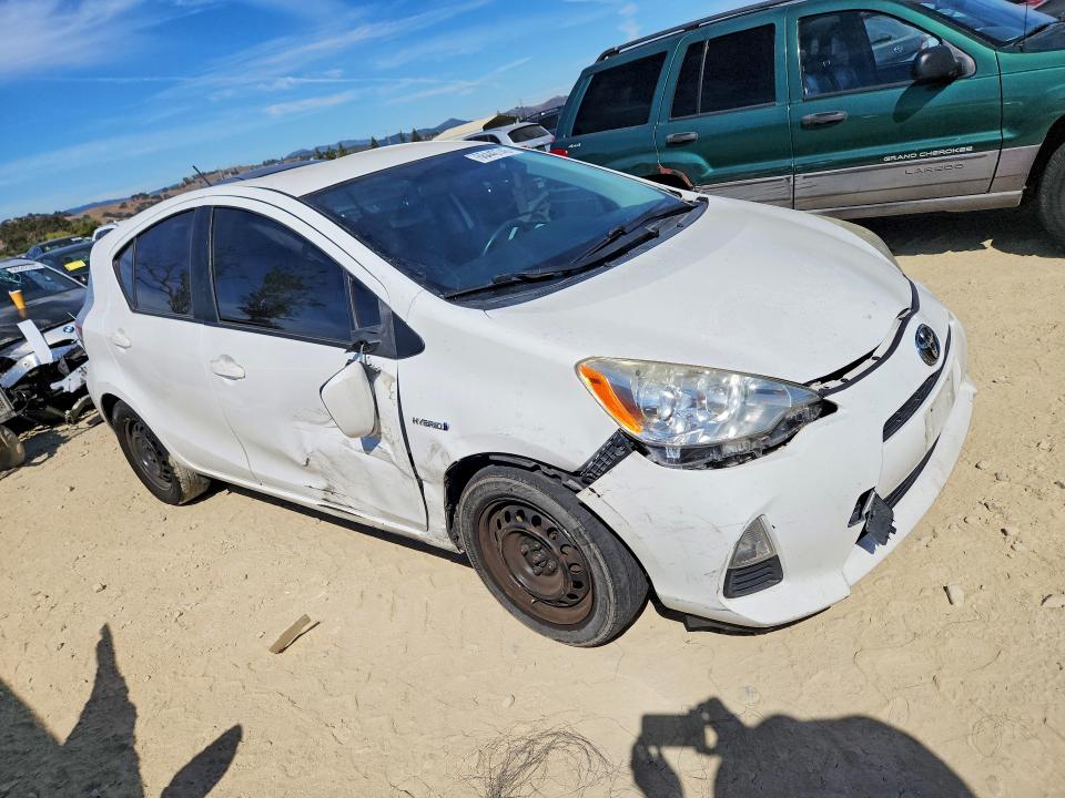 Photo 4 from auction – 2014 TOYOTA PRIUS C with VIN JTDKDTB3XE1564570