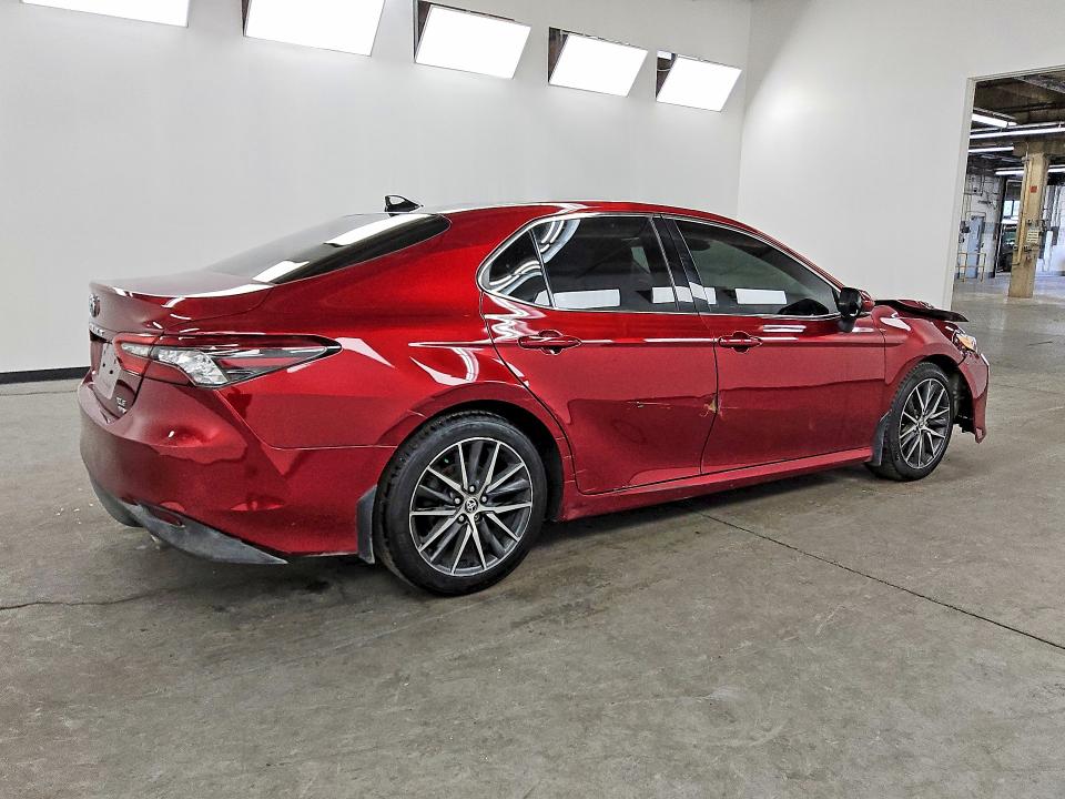 Photo 3 from auction – 2022 TOYOTA CAMRY with VIN 4T1F11BK2NU070400