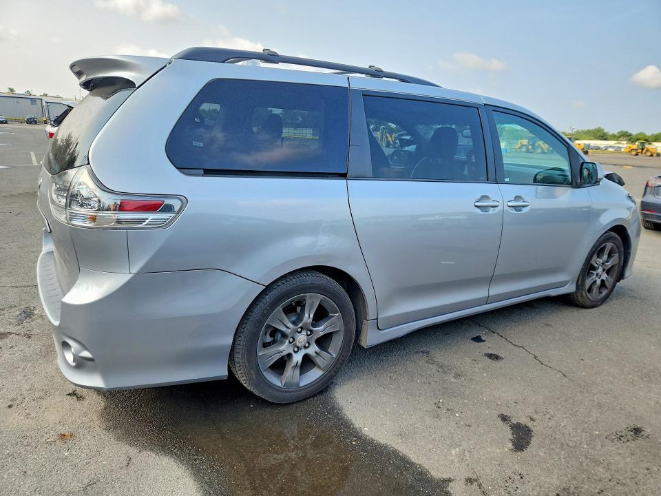 Photo 3 from auction – 2015 TOYOTA SIENNA with VIN 5TDXK3DC3FS671523