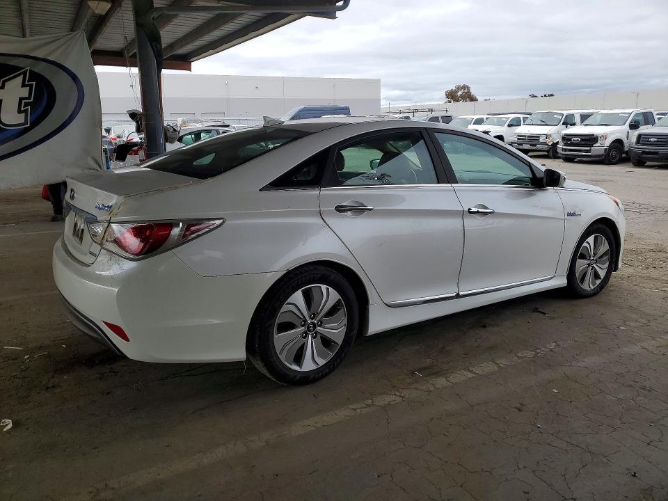 Photo 3 from auction – 2013 HYUNDAI SONATA with VIN KMHEC4A45DA091980