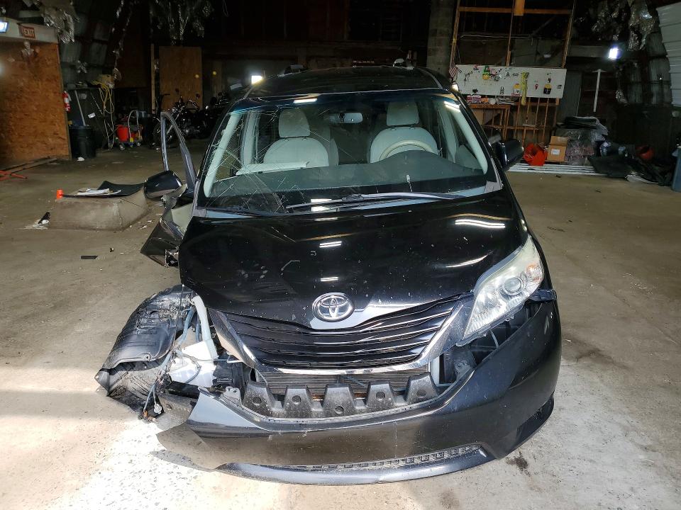 Photo 5 from auction – 2011 TOYOTA SIENNA with VIN 5TDKK3DC2BS117149