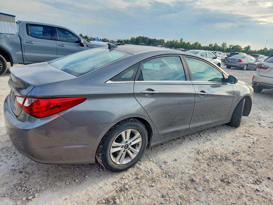 Photo 3 from auction – 2013 HYUNDAI SONATA with VIN 5NPEB4AC7DH712773
