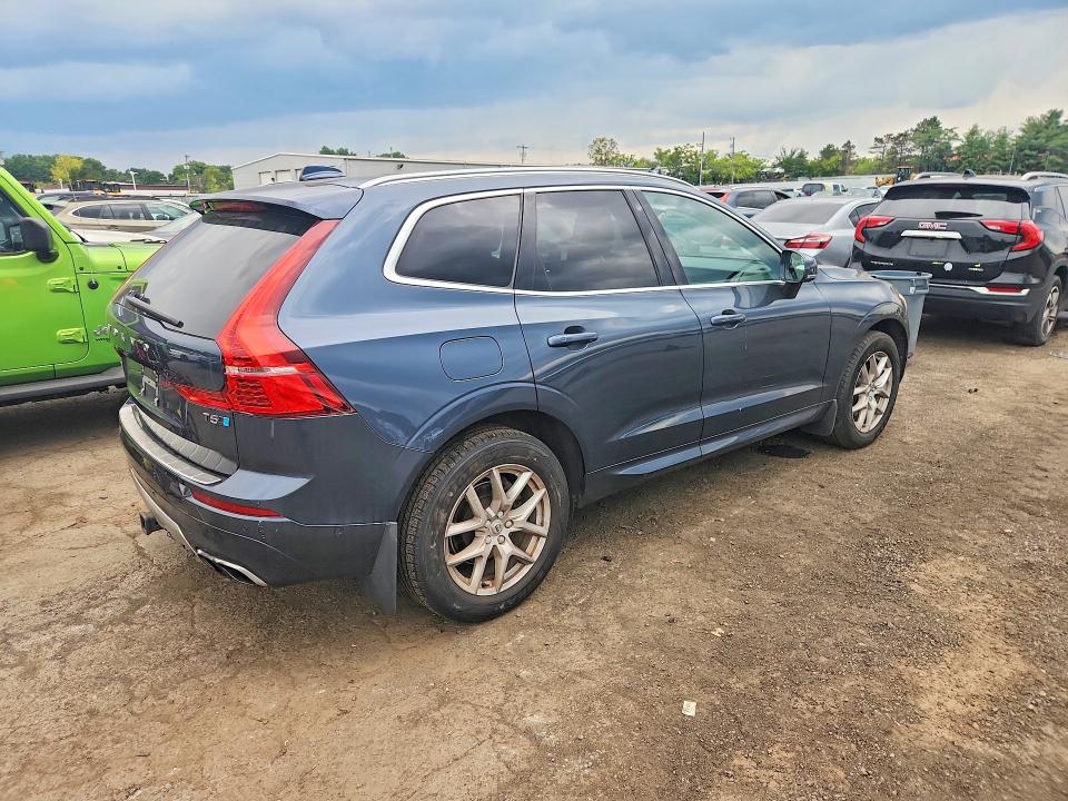 Photo 3 from auction – 2018 VOLVO XC60 with VIN YV4102RK0J1059966