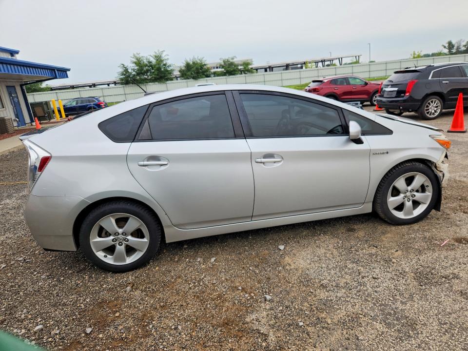 Photo 3 from auction – 2015 TOYOTA PRIUS with VIN JTDKN3DU7F1940923