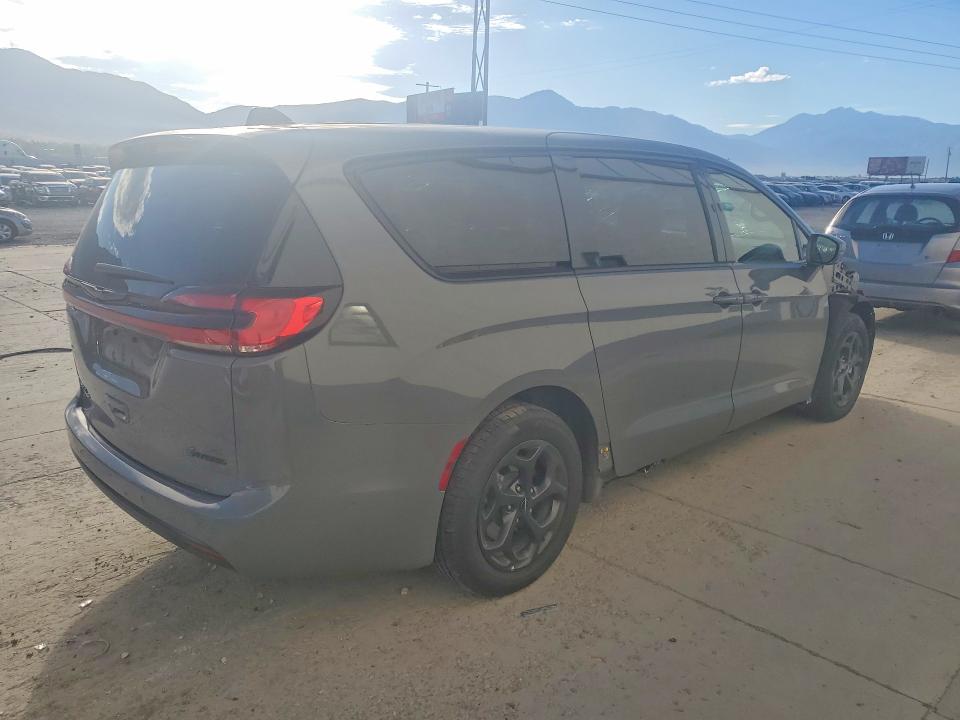 Photo 3 from auction – 2022 CHRYSLER PACIFICA with VIN 2C4RC1L70NR130516