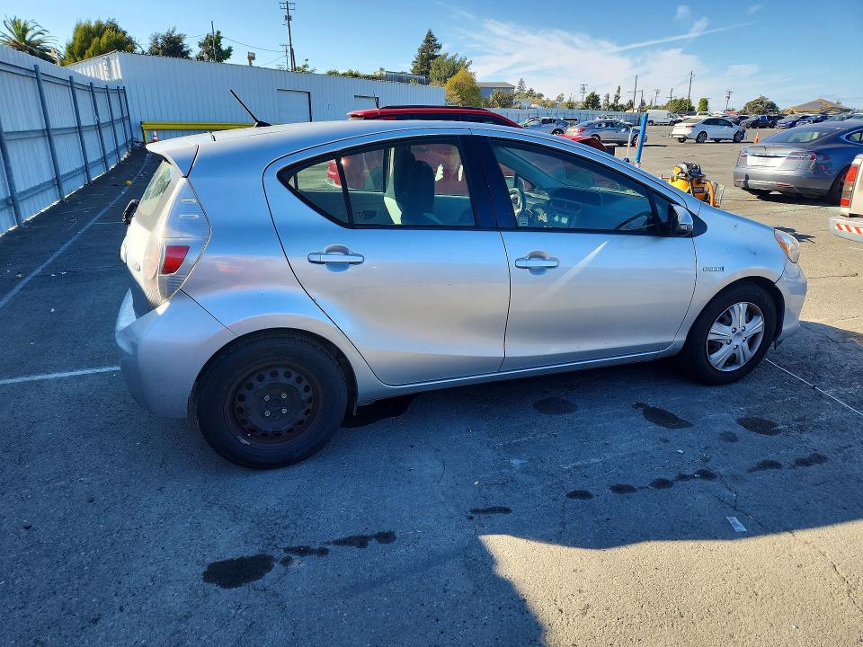 Photo 3 from auction – 2013 TOYOTA PRIUS C with VIN JTDKDTB34D1051863
