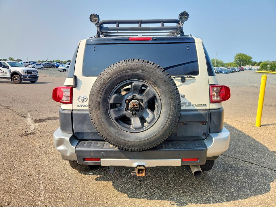 Photo 6 from auction – 2011 TOYOTA FJ CRUISER with VIN JTEBU4BF5BK108249