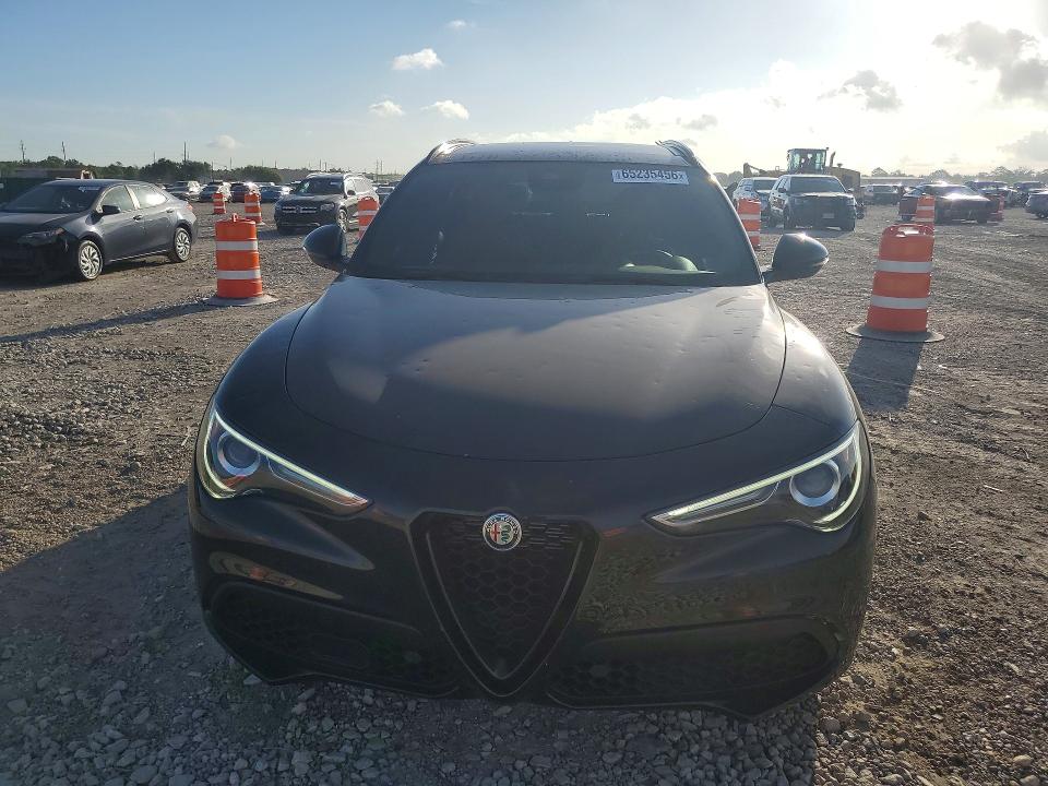 Photo 5 from auction – 2023 ALFA ROMEO STELVIO with VIN ZASPAJAN7P7D55042