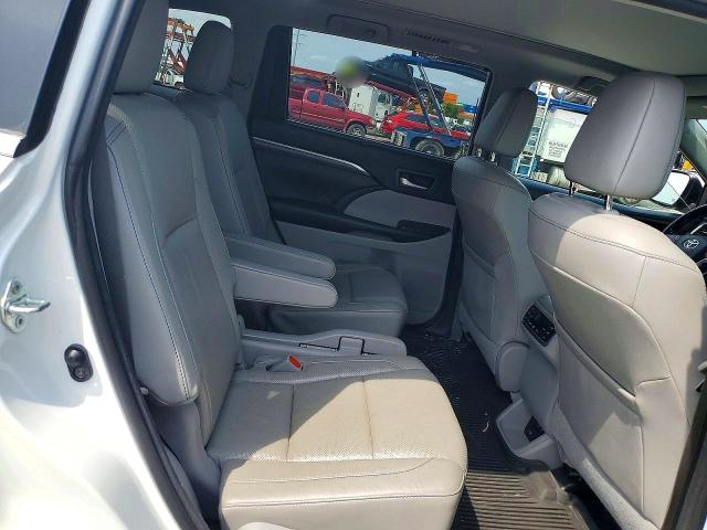 Photo 11 from auction – 2018 TOYOTA HIGHLANDER with VIN 5TDDZRFH5JS826513