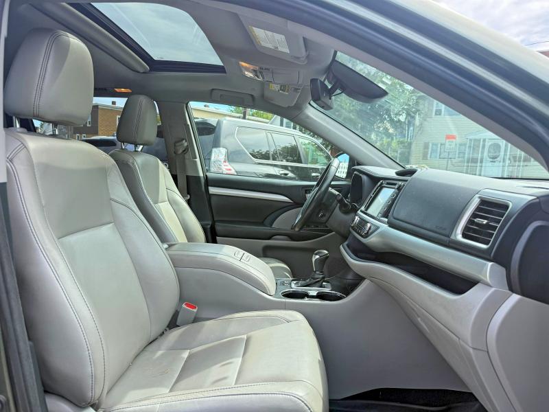Photo 6 from auction – 2018 TOYOTA HIGHLANDER with VIN 5TDJZRFH2JS906256