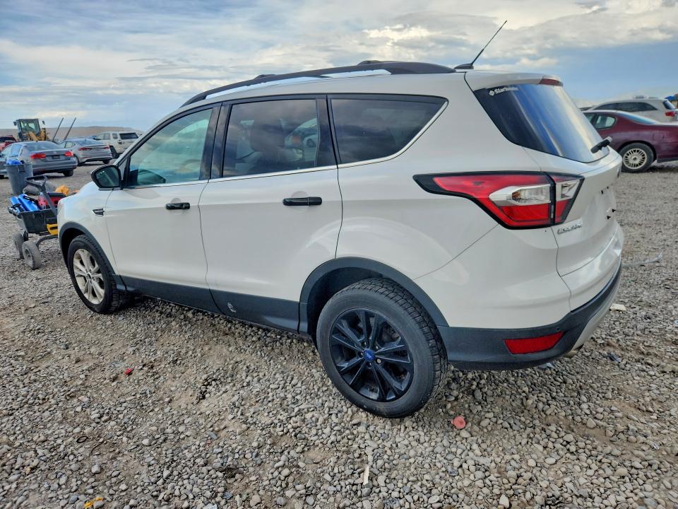 Photo 2 from auction – 2017 FORD ESCAPE with VIN 1FMCU0GDXHUC82528