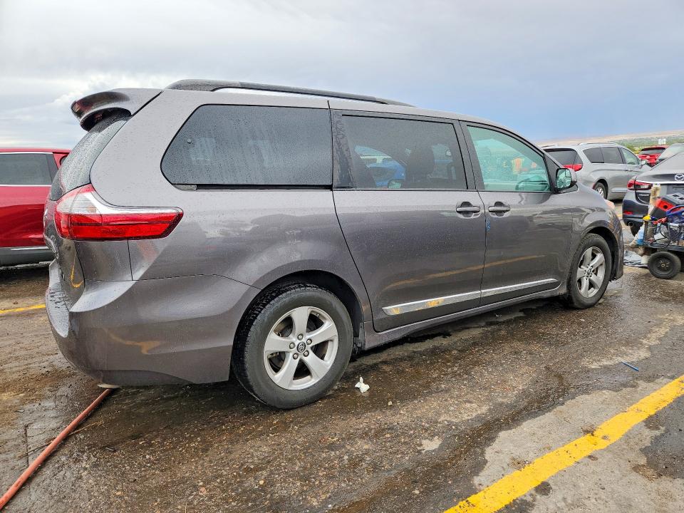 Photo 3 from auction – 2018 TOYOTA SIENNA with VIN 5TDKZ3DC5JS921276