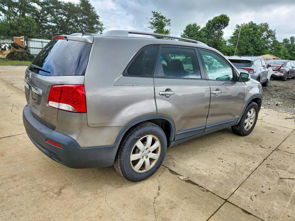 Photo 3 from auction – 2013 KIA SORENTO with VIN 5XYKTDA25DG348772