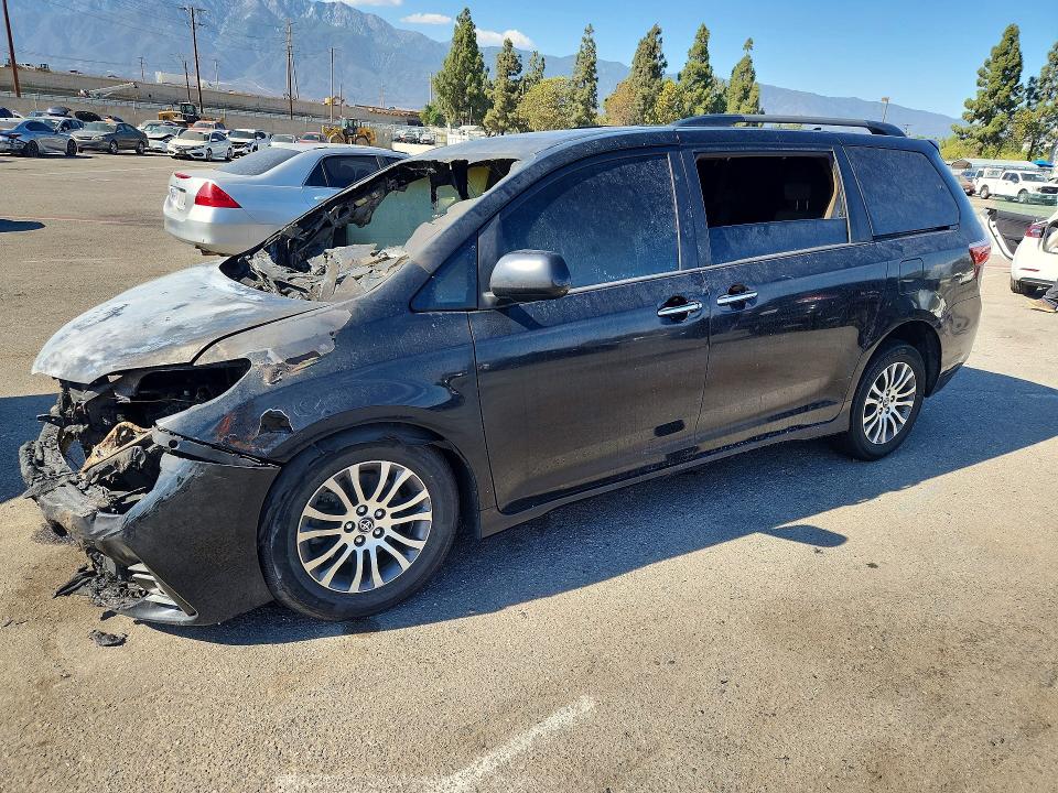 TOYOTA SIENNA 2018 with VIN 5TDYZ3DC8JS930144 - Photo from auction