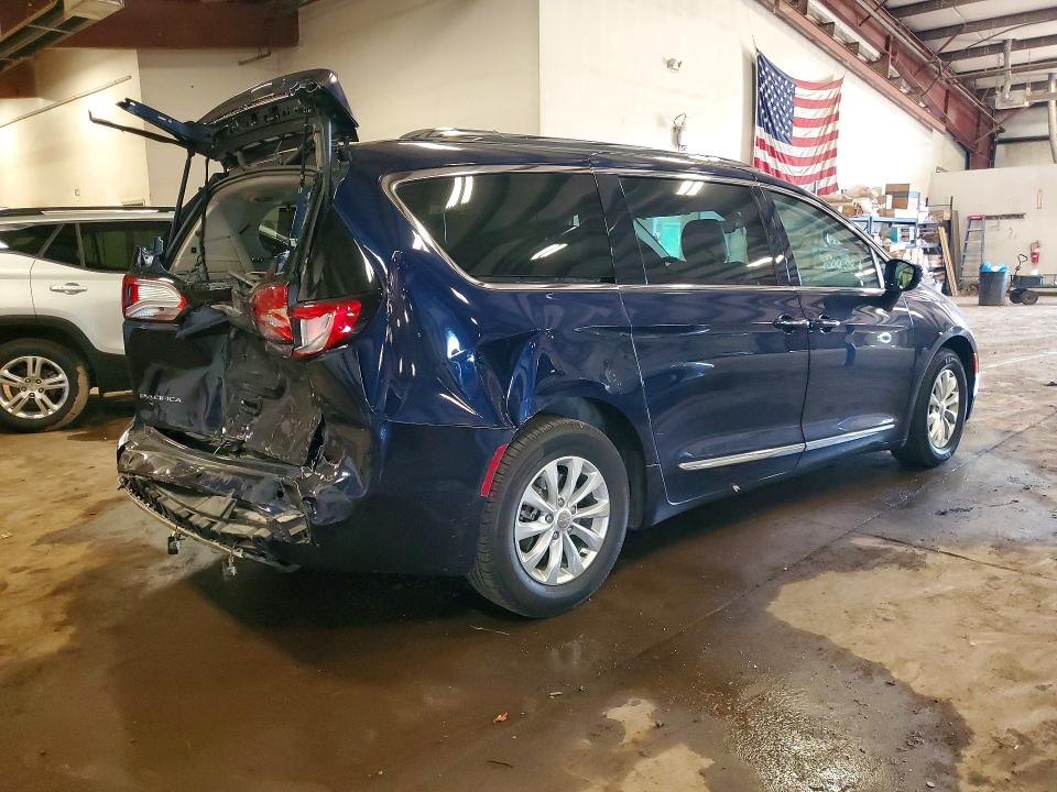 Photo 3 from auction – 2018 CHRYSLER PACIFICA with VIN 2C4RC1BG0JR127868