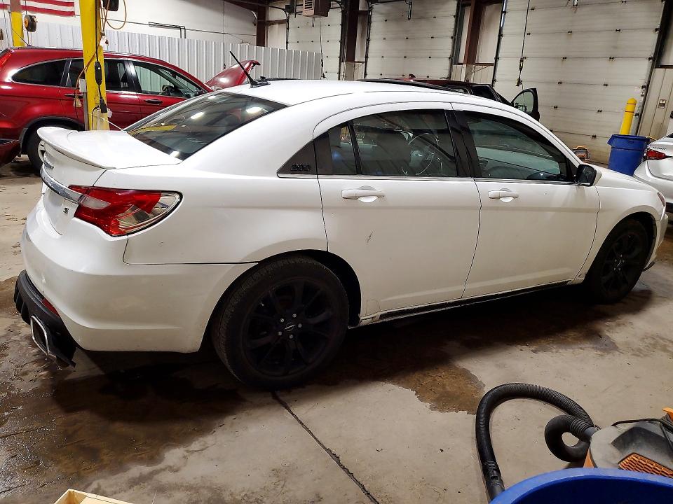 Photo 3 from auction – 2013 CHRYSLER 200 with VIN 1C3CCBCG9DN738031