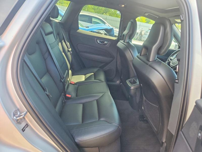 Photo 11 from auction – 2018 VOLVO XC60 with VIN LYV102RK5JB082378