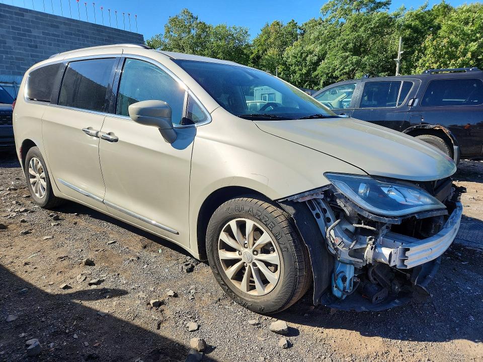 Photo 4 from auction – 2017 CHRYSLER PACIFICA with VIN 2C4RC1BG0HR753186