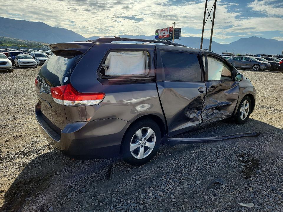 Photo 3 from auction – 2014 TOYOTA SIENNA with VIN 5TDKK3DC5ES494319