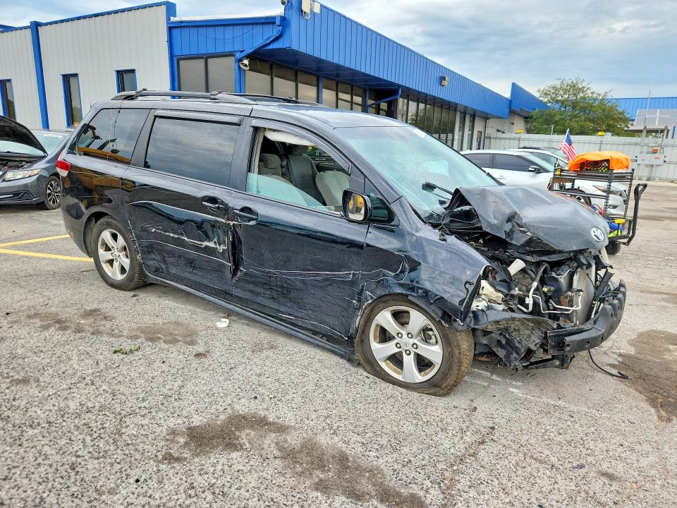 Снимка 4 от търг – 2014 TOYOTA SIENNA с VIN 5TDKK3DC7ES426815