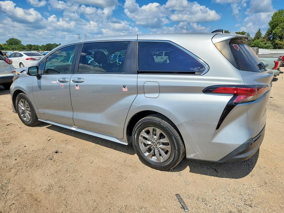 Photo 2 from auction – 2021 TOYOTA SIENNA with VIN 5TDYRKEC4MS002120