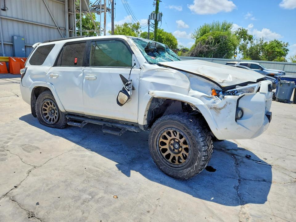 Photo 4 from auction – 2018 TOYOTA 4RUNNER with VIN JTEBU5JR4J5584491