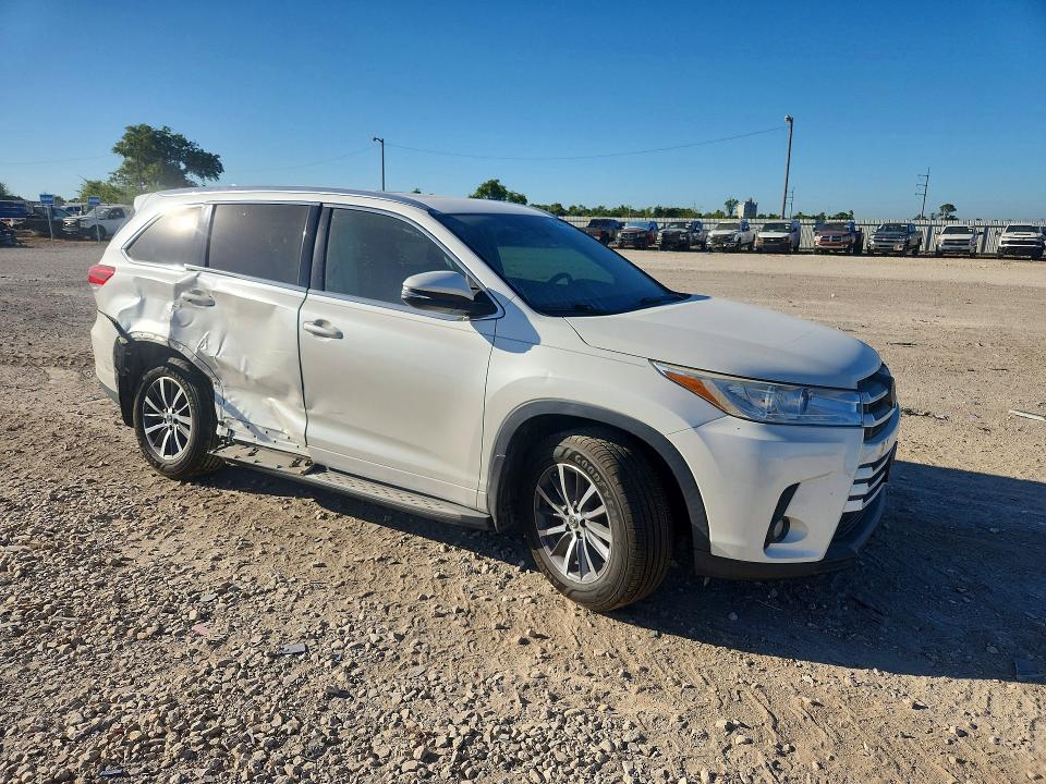 Photo 4 from auction – 2017 TOYOTA HIGHLANDER with VIN 5TDKZRFH1HS515002