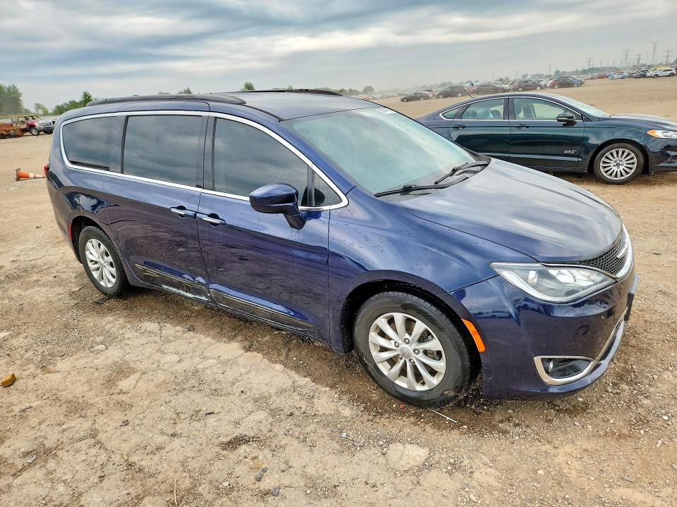 Photo 4 from auction – 2017 CHRYSLER PACIFICA with VIN 2C4RC1BGXHR831828