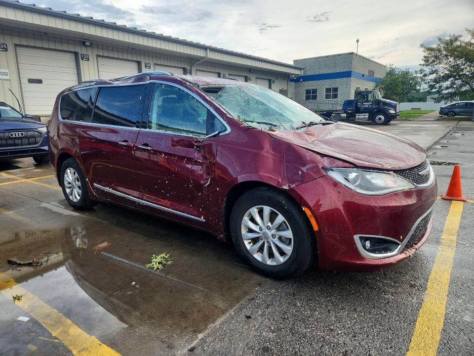 Photo 4 from auction – 2018 CHRYSLER PACIFICA with VIN 2C4RC1BG1JR182748