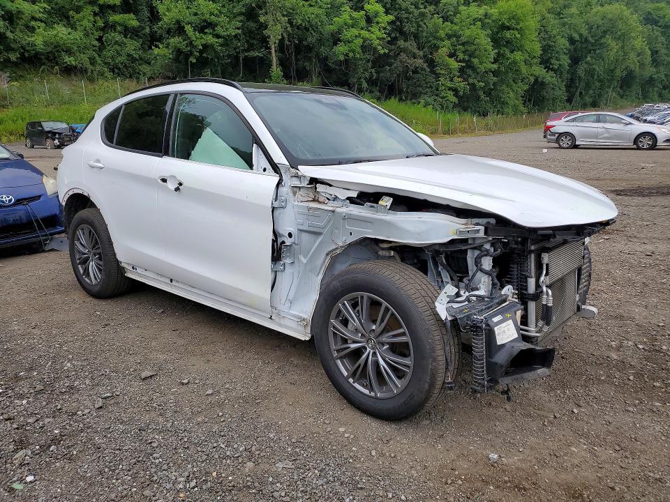 Photo 4 from auction – 2023 ALFA ROMEO STELVIO with VIN ZASPAKAN0P7D64154