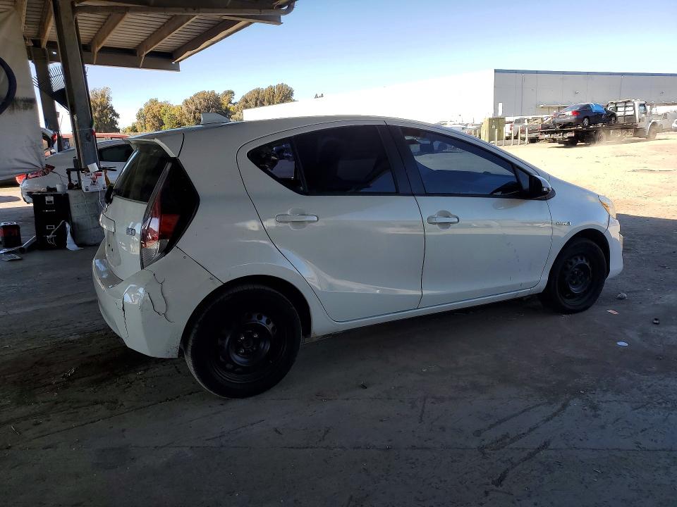 Photo 3 from auction – 2015 TOYOTA PRIUS C with VIN JTDKDTB32F1110427
