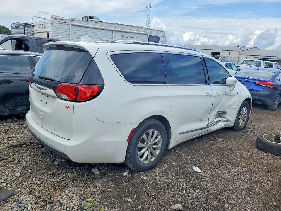 Photo 3 from auction – 2019 CHRYSLER PACIFICA with VIN 2C4RC1BG8KR525380