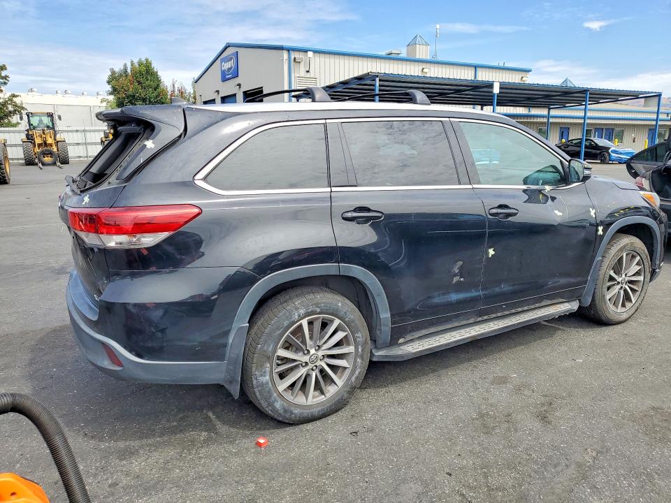 Photo 3 from auction – 2018 TOYOTA HIGHLANDER with VIN 5TDKZRFH8JS543031