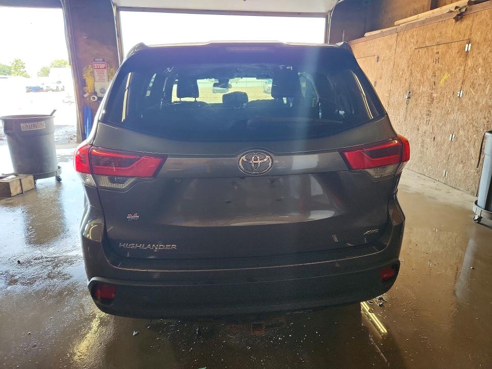 Снимка 6 от търг – 2018 TOYOTA HIGHLANDER с VIN 5TDBZRFH9JS849400