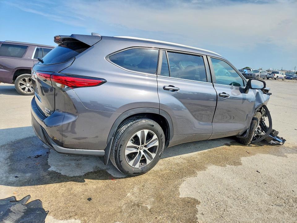 Photo 3 from auction – 2023 TOYOTA HIGHLANDER with VIN 5TDKDRAH3PS025178