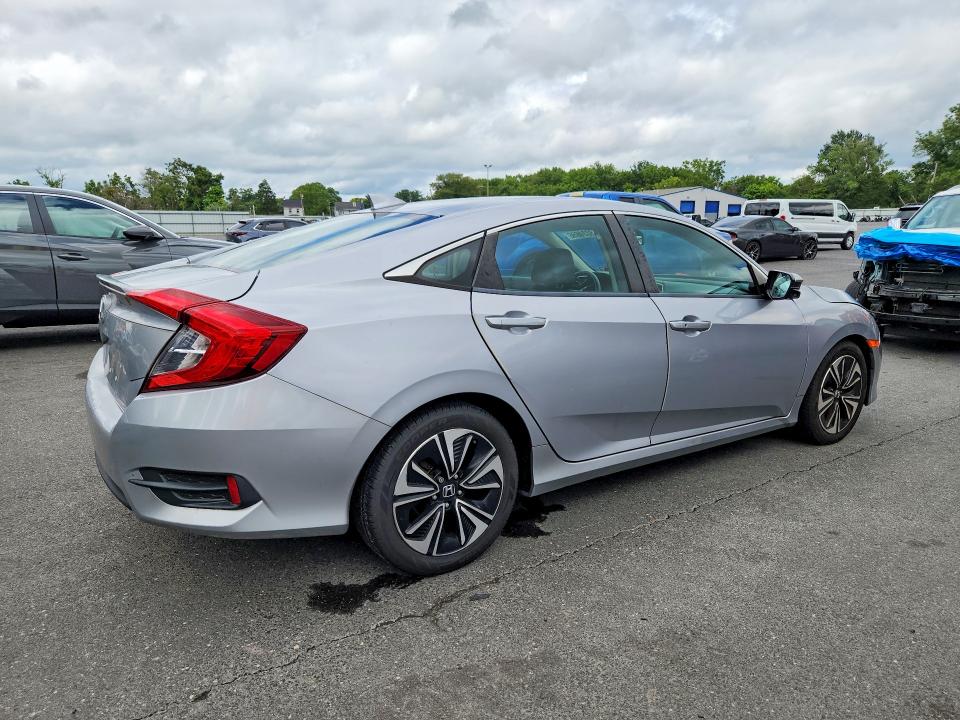 Photo 3 from auction – 2017 HONDA CIVIC with VIN 2HGFC1F78HH655754