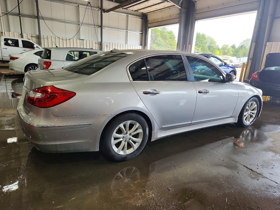 Photo 3 from auction – 2012 HYUNDAI GENESIS with VIN KMHGC4DD5CU187464