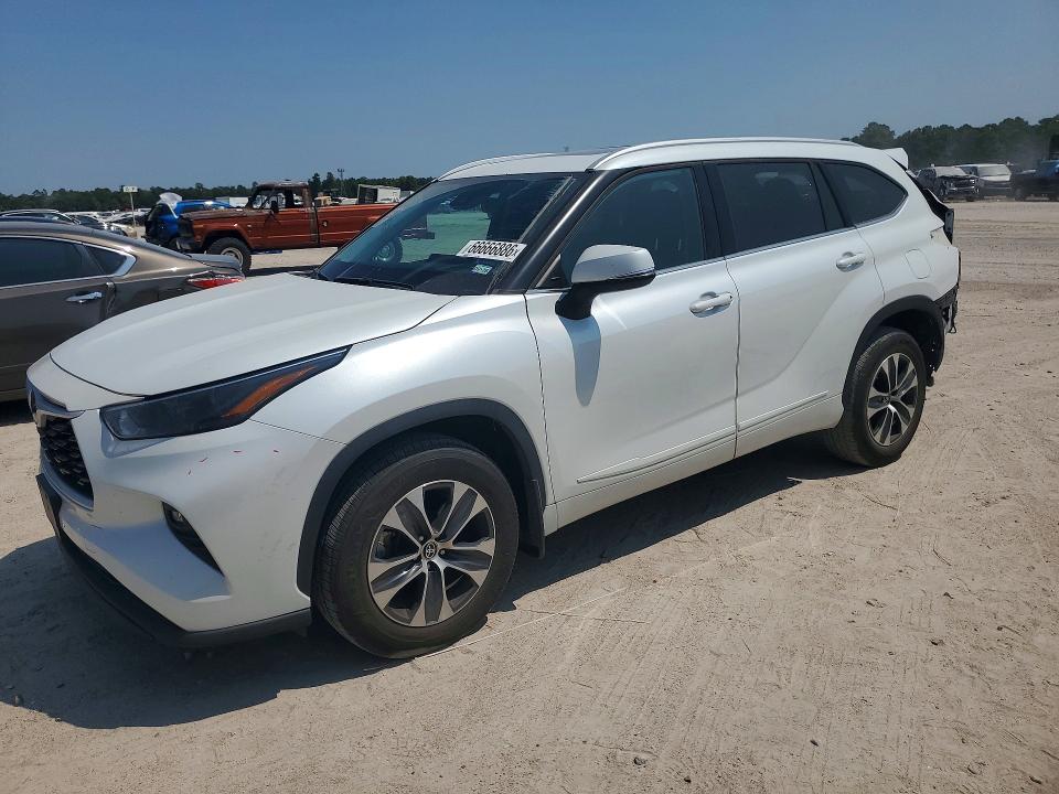 TOYOTA HIGHLANDER 2022 with VIN 5TDGZRBH4NS577002 - Photo from auction