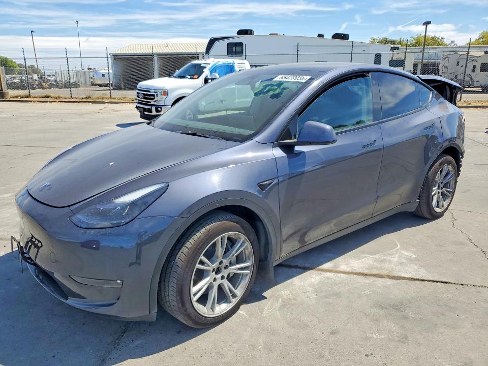 TESLA MODEL Y 2023 z numerem VIN 7SAYGAEE0PF738551 - Zdjęcie z aukcji
