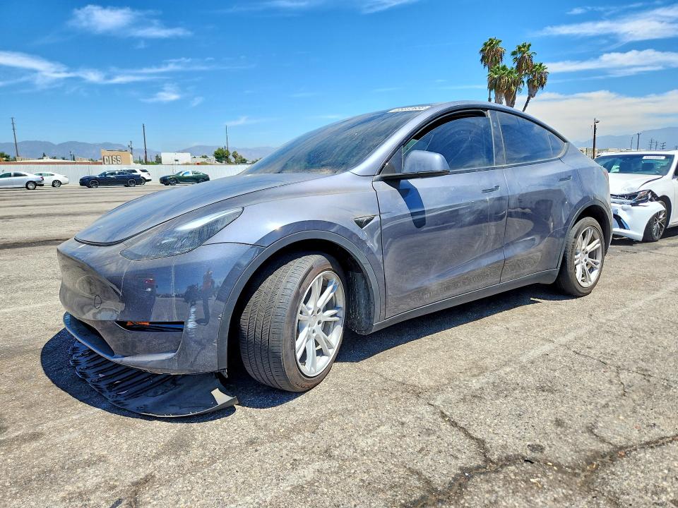 TESLA MODEL Y 2023 with VIN 7SAYGDEE1PF890369 - Photo from auction