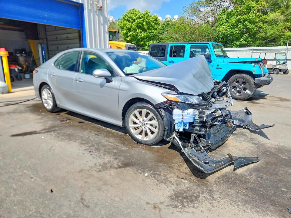 Photo 4 from auction – 2022 TOYOTA CAMRY with VIN 4T1R11AK8NU059609