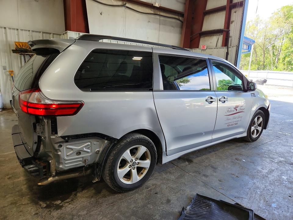 Photo 3 from auction – 2018 TOYOTA SIENNA with VIN 5TDKZ3DC4JS938196